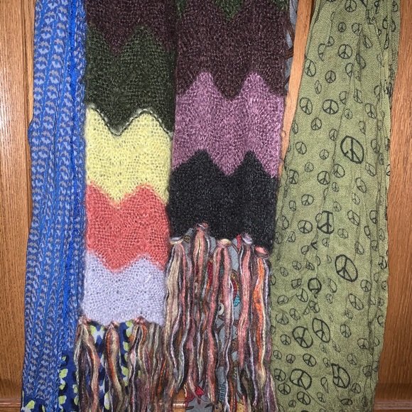 Bundle of four scarves - Picture 9 of 10